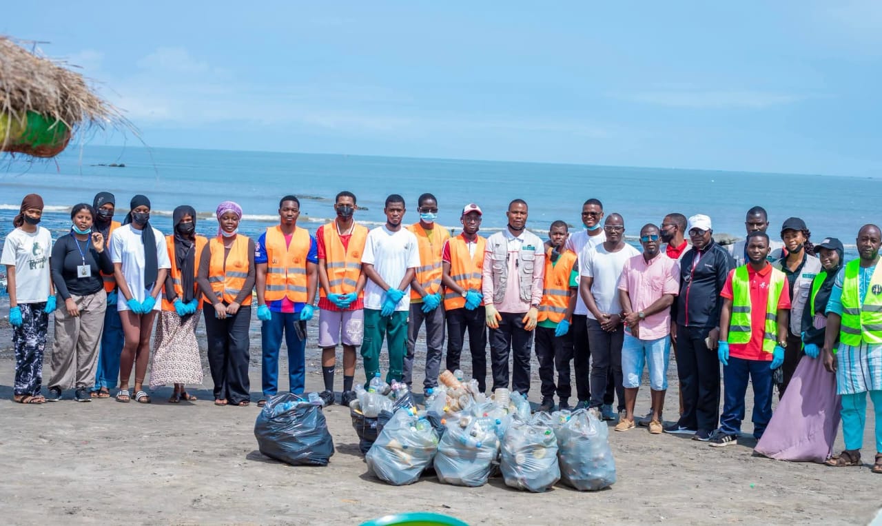 Mission de nettoyage du littoral - équipe CECEDD